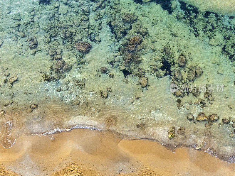 海滩Ghajn Tuffieha湾鸟瞰图，马耳他